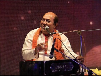 ধূলিপিঙ্গল জটাজুট মেলে
